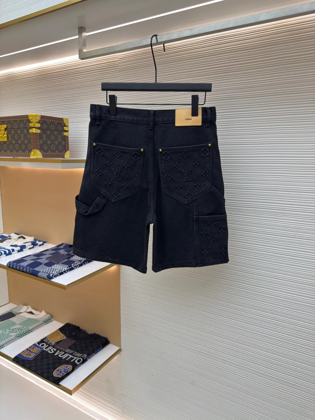 LOUIS VUITTON embossed denim shorts ●Authentic product: purchased and developed by 12339 ●Item number: 1680245-B00 ●Fabric: washed denim ●Technology: distressed washed ●Version: fitted version ●Weight: about 650g ●Size: 30-32-34-36 ●Description: Made of custom-made denim fabric, the fabric is comfortable and soft, skin-friendly and breathable. It adopts Monogram logo embossed elements, slightly distressed light blue wash treatment, original customized hardware, with vv leather label, multiple wash adjustments, and can be matched with many types of clothing to create a fashionable look. The overall wiring is straight and delicate, the fabric is comfortable and soft, and the color is consistent without color difference. It can be matched with the same style to create a fashionable look and control various occasions. Customized accessories, complete with three standards, same style for men and women!